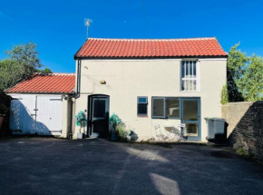 Light Airy Detached Annex 2 Min Walk Train Station